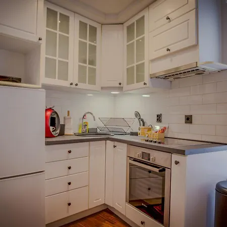 Charming 2bdr Retreat - 3 Min To The Cathedral Apartamento Saraievo