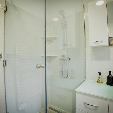 Charming 2bdr Retreat - 3 Min To The Cathedral Apartamento Saraievo