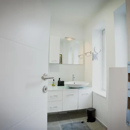 Charming 2bdr Retreat - 3 Min To The Cathedral *